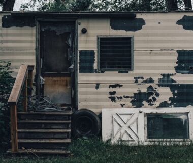 Ein alter, renovierungsbedürftiger Wohnwagen mit abblätterndem Lack.